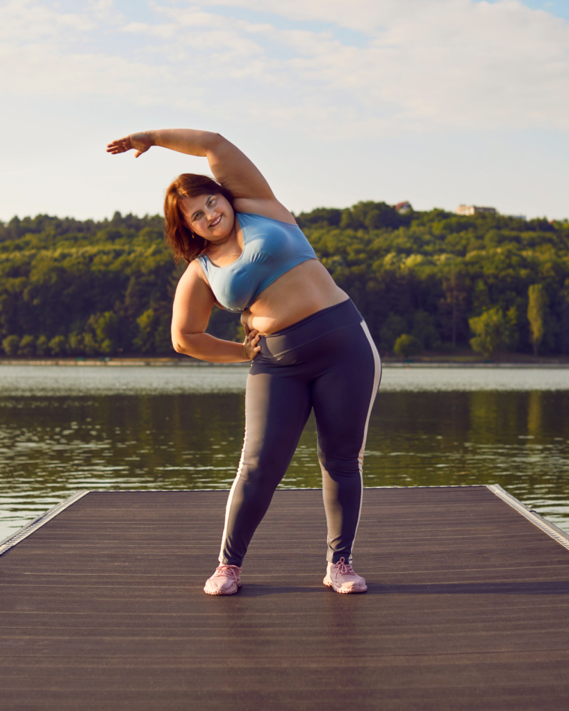 Eine übergewichtige Frau joggt in der Natur. Sie trägt bequeme Sportkleidung und genießt die frische Luft und die schöne Umgebung.